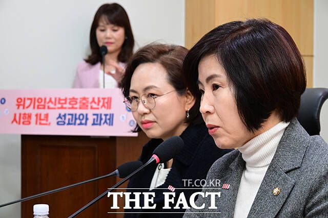이날 세미나를 주최한 김미애 보건복지위 야당 간사(오른쪽)가 개회사를 하고 있다.