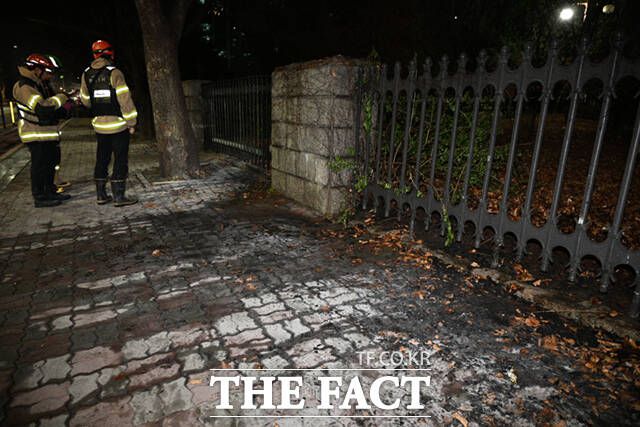 9일 저녁 서울 여의도 국회 3문 일대에서 방화로 추정되는 화재가 발생했다. 신원 미상의 방화자에 인해 발생한 화재는 소방의 출동으로 25분에 완진됐다. /국회=박헌우 기자