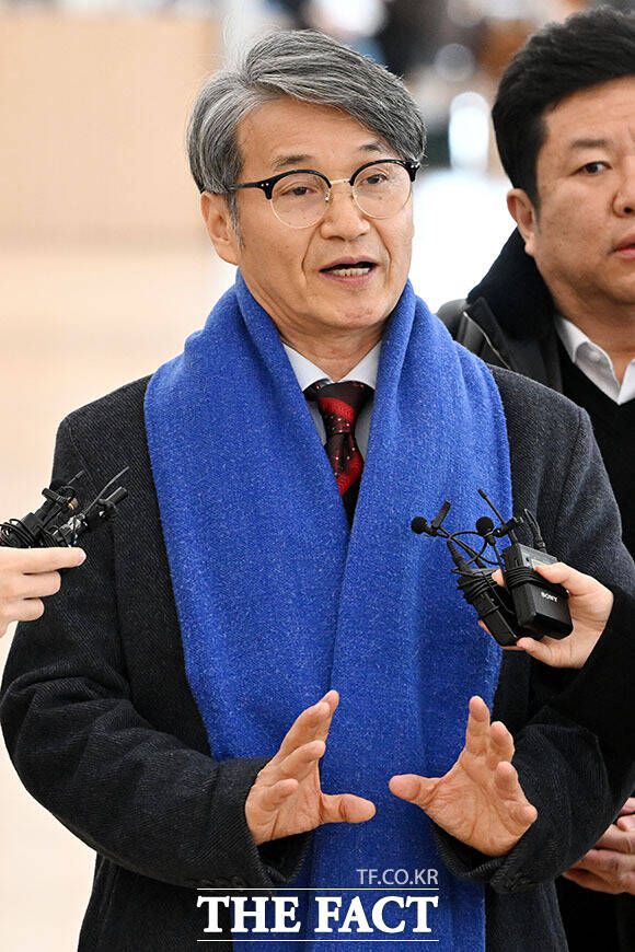 취재진 질문에 답하는 최 목사.