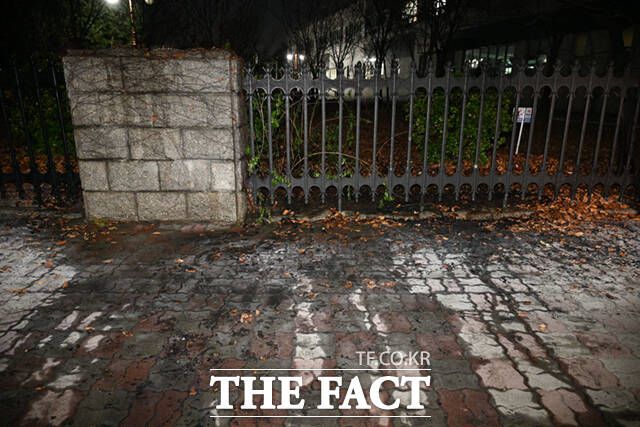 9일 저녁 서울 여의도 국회 3문 일대에서 방화로 추정되는 화재가 발생했다. 신원 미상의 방화자에 인해 발생한 화재는 소방의 출동으로 25분에 완진됐다. /국회=박헌우 기자