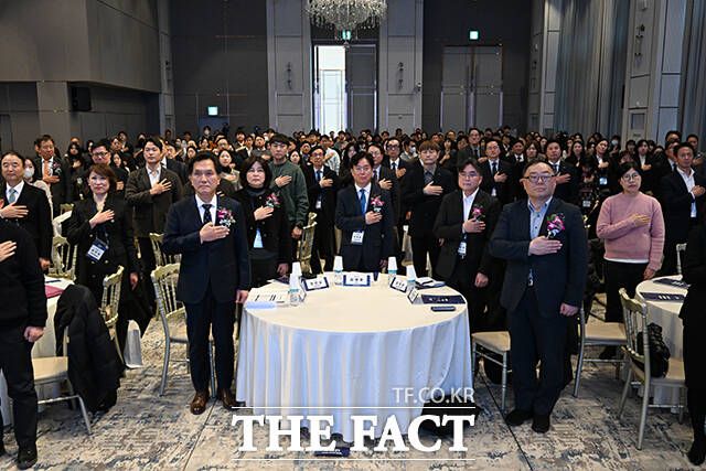 김영훈 고용노동부 장관(가운데)을 비롯한 참석자들이 국기에 경례하고 있다.