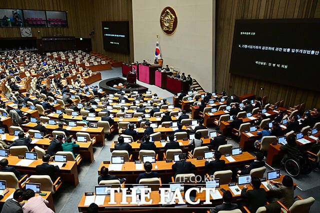 민병덕 더불어민주당 의원이 본회의에서 가맹사업거래의 공정화에 관한 법률 일부개정법률안에 대한 제안설명을 하고 있다.