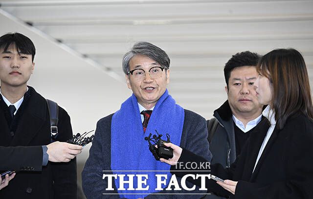 김건희 여사에게 명품 가방을 선물한 것으로 알려진 최재영 목사(가운데)가 9일 오전 서울 종로구 광화문 KT 빌딩에 위치한 김건희 특검에 참고인 신분으로 출석해 취재진의 질문에 답하고 있다. /송호영 기자