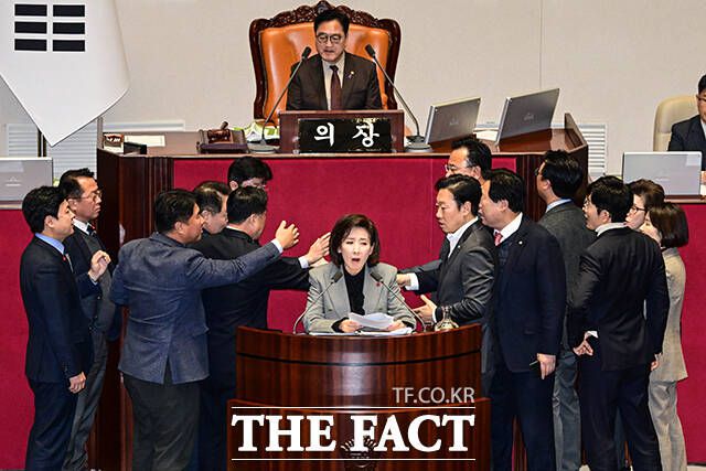 이날 무제한 토론에서 우원식 국회의장은 나경원 의원에게 심사 법안과 무관한 토론을 멈춰달라 요청했지만 나 의원의 발언이 이어지자 마이크를 껐다. 사진은 더불어민주당에서 무제한 토론 종결 요청을, 국민의힘에서 무제한 토론 개시를 요청하며 항의하는 모습.