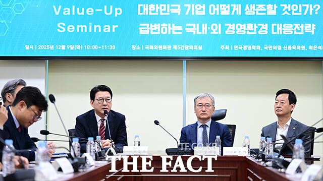 신동욱 국민의힘 의원(왼쪽)이 9일 오전 서울 여의도 국회 의원회관에서 열린 '대한민국 기업 어떻게 생존할 것인가? : 급변하는 국내·외 경영환경 대응전략' 세미나에 참석해 환영사를 하고 있다. /국회=남윤호 기자