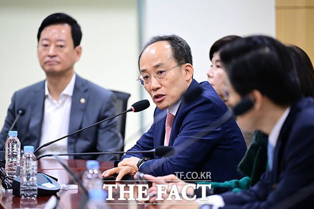 세미나 참석해 축사하는 추경호 국민의힘 의원(가운데).