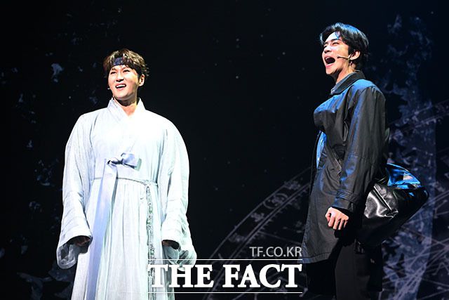 '한복 입은 남자' 하이라이트 장면 시연하는 배우 박은태(왼쪽)와 신성록.