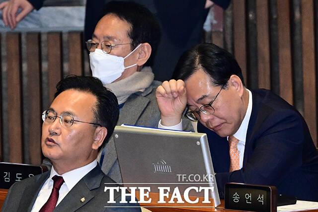 생각에 잠긴 송언석 국민의힘 원내대표(오른쪽).