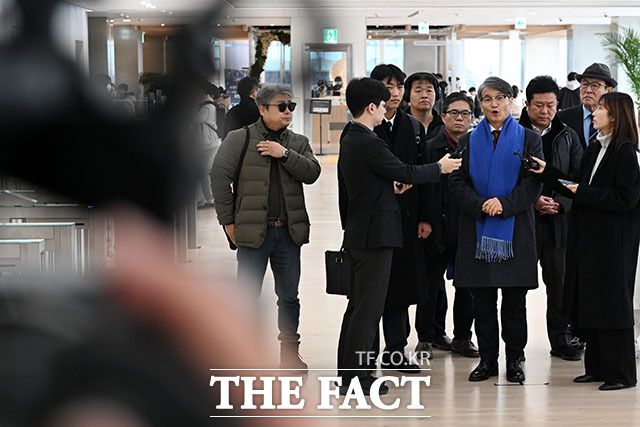 최재영 목사가 9일 오전 서울 종로구 광화문 KT 빌딩에 위치한 김건희 특검에 참고인 신분으로 출석하고 있다. /남용희 기자