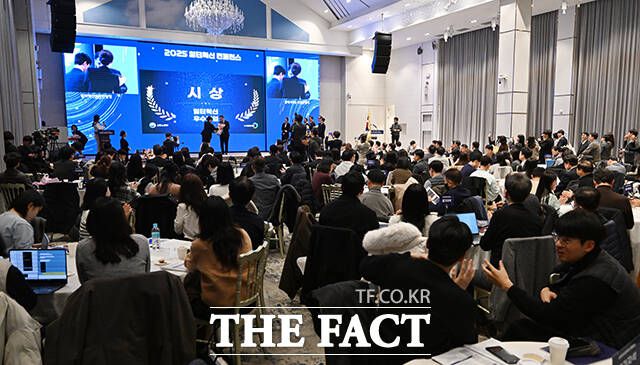 김영훈 고용노동부 장관이 우수기업 시상을 하고 있다.