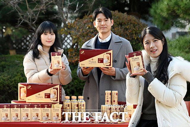 국내 최초 밀크티 '데자와' 분말스틱을 출시한 동아오츠카.