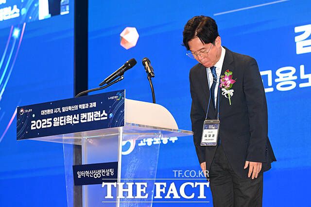 김영훈 고용노동부 장관이 인사를 하고 있다.