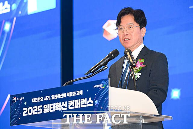 김영훈 고용노동부 장관이 9일 오후 서울 마포구 중소기업DMC타워에서 열린 '2025년 일터혁신 컨퍼런스'에 참석해 격려사를 하고 있다. /서예원 기자