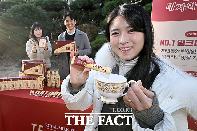 동아오츠카가 국내 최초 밀크티 '데자와' 분말스틱을 출시한 9일 오전 서울 동대문구 동아오츠카 서울사무소에서 모델들이 제품을 소개하고 있다. /남용희 기자