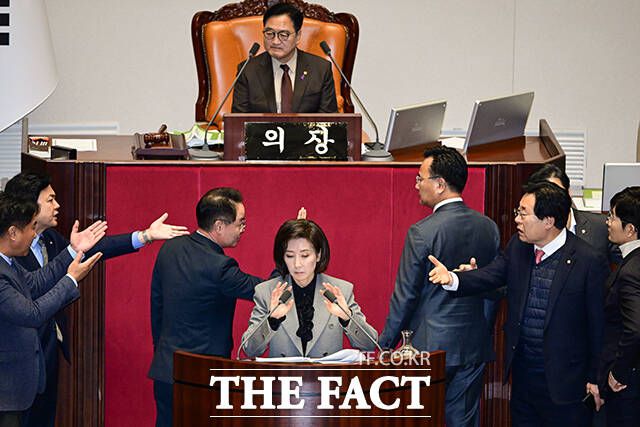 마이크를 끈 우원식 의장. 무제한 토론 종결을 요구하는 민주당과 토론 재개를 요구하는 국민의힘 의원들이 대치하고 있다.