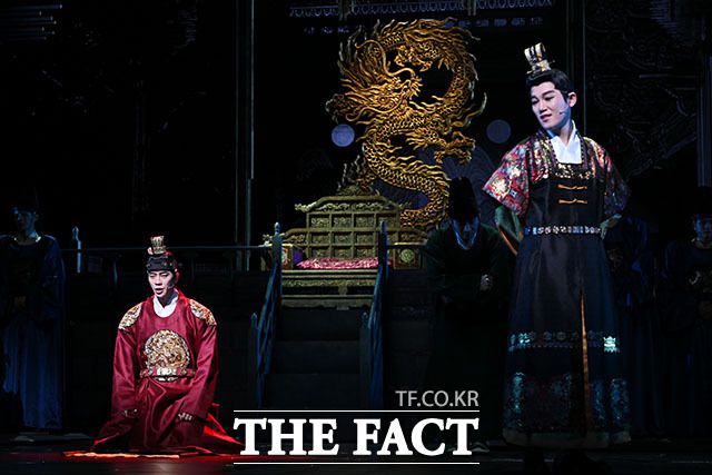 뮤지컬 '한복 입은 남자' 프레스콜이 9일 오후 서울 중구 충무아트센터 대극장에서 열린 가운데 배우 신성록(왼쪽)과 채성욱이 하이라이트 장면을 시연하고 있다. /남용희 기자