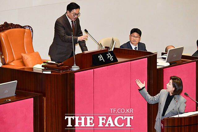 우원식 국회의장과 나경원 의원이 발언 내용을 두고 법안과 관련이 '있다' '없다'로 언쟁을 벌이고 있다.