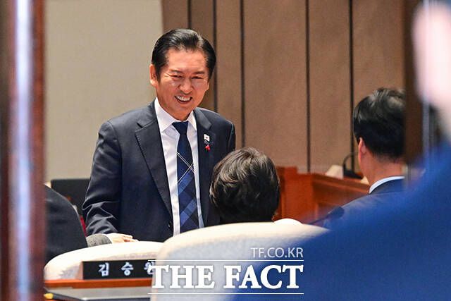 이날 열린 비공개 의원총회에 참석한 정청래 대표가 의원들과 인사하며 미소짓는 모습.