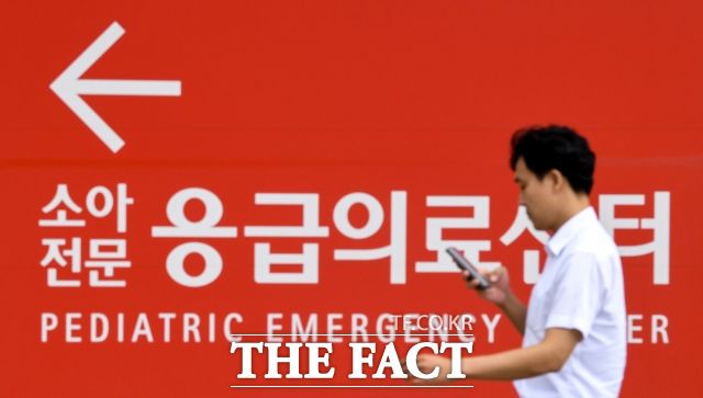 8일 일부 환자단체들은 환자들의 골든타임을 위해 의무수용이 필요하며 의무수용 경우에 한해 의료진이 중과실이 아닌 경우 형사책임을 면제할 수 있지만 일상적인 응급의료경우까지 필요적 감면은 부적절하다는 입장이다. 사진은 2024년 9월 15일 오전 서울의 한 대학병원 응급의료센터 앞 /더팩트