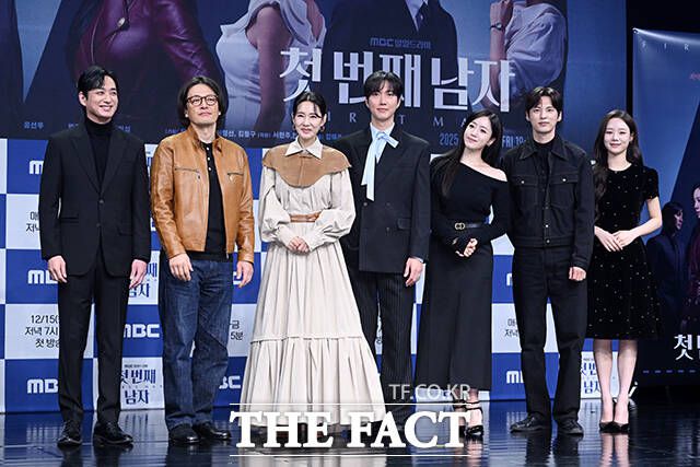 배우 이재황과 정찬, 오현경, 박건일, 함은정, 윤선우, 김민설(왼쪽부터)이 10일 오전 서울 마포구 상암동 MBC에서 열린 새 일일드라마 '첫 번째 남자' 제작발표회에 참석해 포즈를 취하고 있다. /서예원 기자