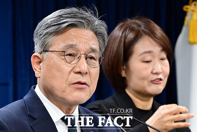 허민 국가유산청장(왼쪽)이 10일 오전 서울 종로구 정부서울청사에서 제48차 유네스코 세계유산위원회 추진 계획을 발표하고 있다. /임영무 기자