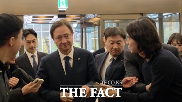 이찬진 금융감독원장이 10일 오후 서울 중구 은행연합회에서 8개 금융지주 최고경영자(CEO)와 은행연합회장과의 간담회를 위해 이동하고 있다. /이선영 기자