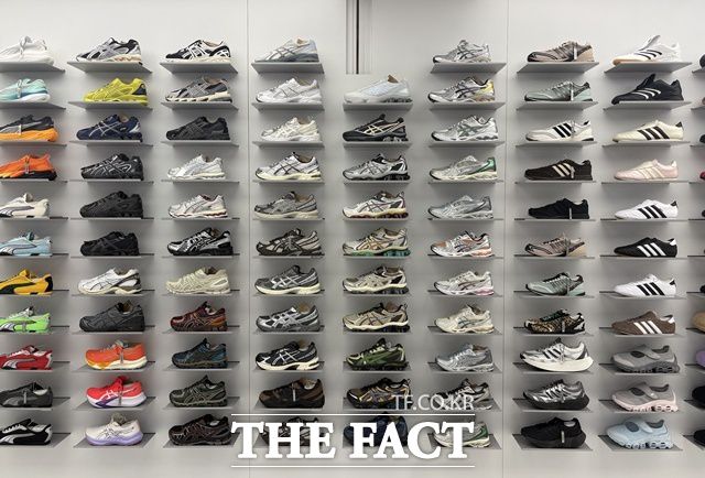 '슈즈 월 존'은 '무진장 신발 사진이 많은 곳'이라는 무신사의 정체성을 나타낸다. /용산=문화영 기자