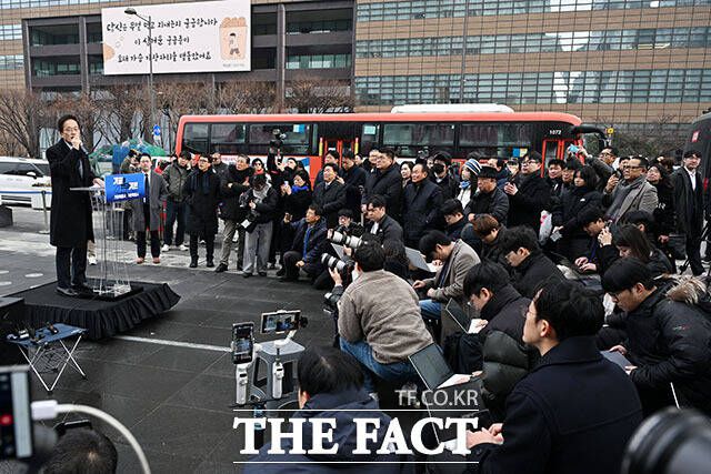 박주민 더불어민주당 의원이 11일 오전 서울 종로구 광화문광장에서 서울시장 출마 선언을 하고 있다. ／남용희 기자