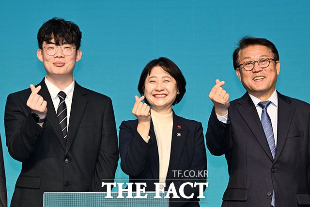 삼성 희망디딤돌 수혜자 대표 정재국 씨와 이스란 보건복지부 제1차관, 박승희 삼성전자 CR담당 사장(왼쪽부터)이 11일 오후 인천 부평구 청소년수련관에서 열린 '삼성 희망 디딤돌 10주년 기념식'에 참석해 기념촬영을 하고 있다. /인천=남용희 기자