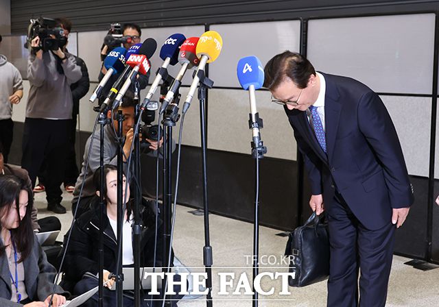 통일교 측으로부터 금품 수수 의혹을 받는 전재수 해양수산부 장관이 11일 오전 인천국제공항을 통해 귀국하며 입장을 밝힌 후 인사하고 있다./박현우 기자