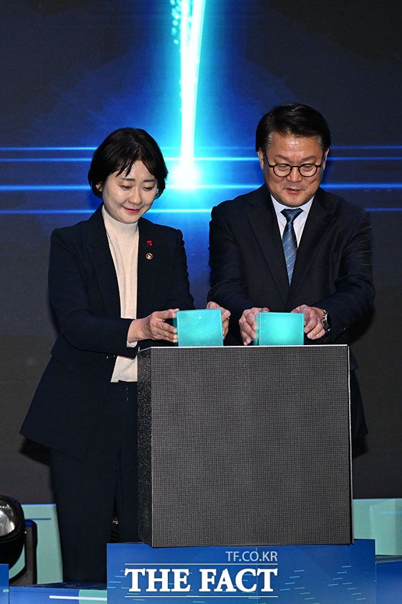 퍼포먼스 진행하는 이스란 보건복지부 제1차관(왼쪽)과 박승희 삼성전자 CR담당 사장.