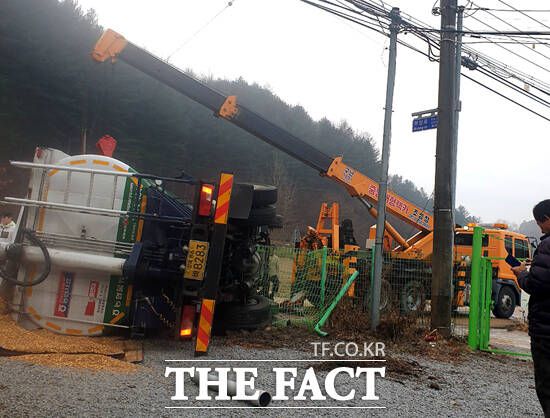 전복된 차량이 대형크레인이 동원돼 수습되고 있다. /김성권 기자