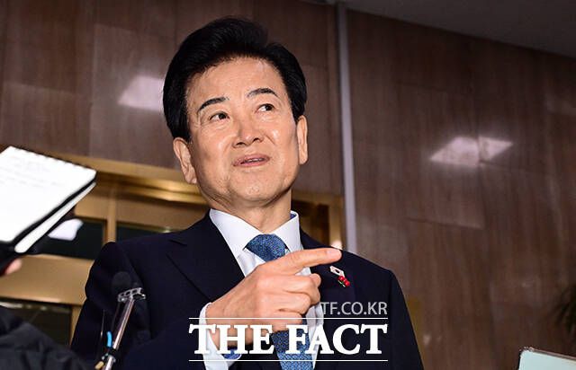 통일교 금품수수 의혹 당사자로 지목된 정동영 통일부 장관이 11일 오전 서울 종로구 정부서울청사로 출근하며 취재진의 질문에 답변하고 있다. /임영무 기자