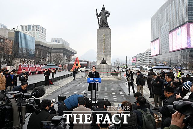 '서울의 중심 광화문광장에서 서울시장을 외치다' 서울시장 출마선언한 박주민 의원.