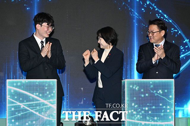 삼성희망디딤돌 수혜자 정재국 씨 응원하는 이스란 차관과 박승희 삼성전자 CR담당 사장(왼쪽부터).