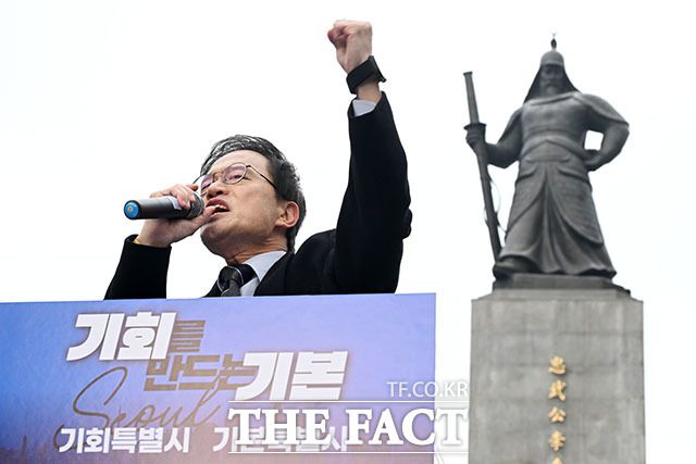 박주민 더불어민주당 의원이 11일 오전 서울 종로구 광화문광장에서 서울시장 출마 선언을 하고 있다. /남용희 기자