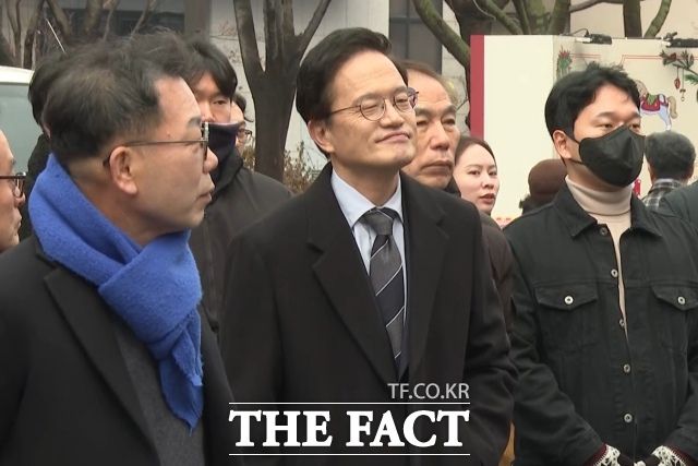 박주민 더불어민주당 의원이 서울시장 출마 선언에 앞서 시민 7명의 발언을 경청하고 있다. ／광화문＝김민지 기자