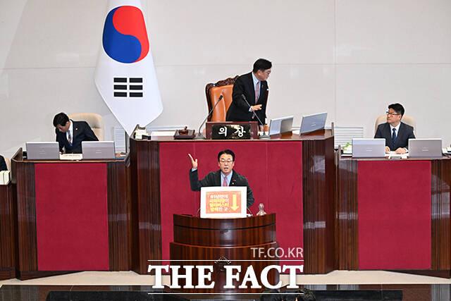 곽규택 국민의힘 의원이 11일 오후 서울 여의도 국회에서 열린 본회의에 참석해 형사소송법 일부개정법률안(대안)에 대한 무제한토론(필리버스터)를 하고 있다. /국회=배정한 기자