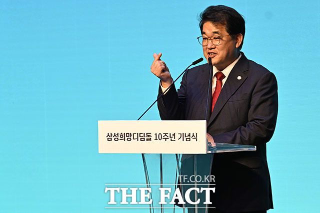 축사하며 '손하트'