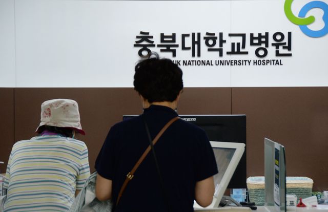 11일 의료혁신위원회 1차 회의에서는 향후 의료혁신 의제 검토 방향을 논의했다. 의료혁신위원회는 지역·필수·공공의료 강화, 초고령사회 의료수요 충족 및 지속가능성 제고 방안을 찾는다. 정부가 일방적으로 의제를 선정했던 과거 방식을 넘어 시간이 걸리더라도 민간위원 워크숍과 시민패널 숙의를 통해 의제와 논의 순서를 결정한다. 사진은 2024년 6월 18일 충북 청주시 충북대학교병원 환자들. /뉴시스