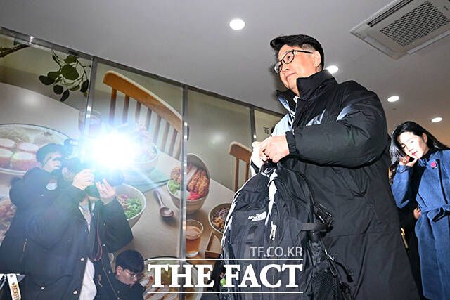 쿠팡 외압 의혹을 폭로한 문지석 검사가 11일 오전 서울 서초구 센트로빌딩 사무실에 마련된 관봉권 쿠팡 특검 사무실에 출석하고 있다. /서예원 기자