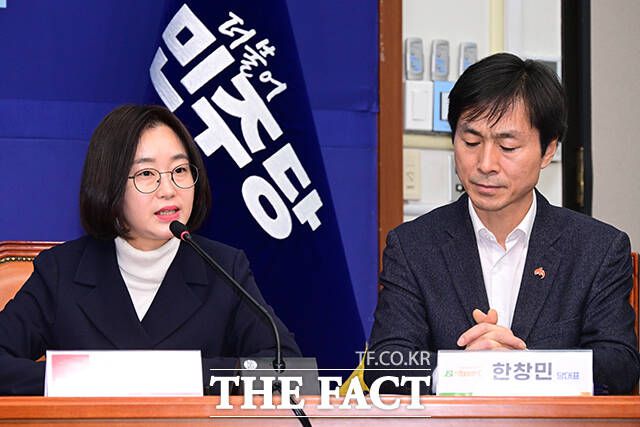 김재연 진보당 대표가 발언하고 있다. 오른쪽은 한창민 사회민주당 대표.