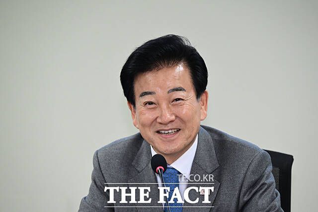 정동영 통일부 장관이 12일 오후 서울 여의도 국회 의원회관에서 열린 '통일 지향의 평화적 두 국가관계론' 동북아평화공존포럼토론회에 참석해 인사말을 하고 있다. /국회=남윤호 기자