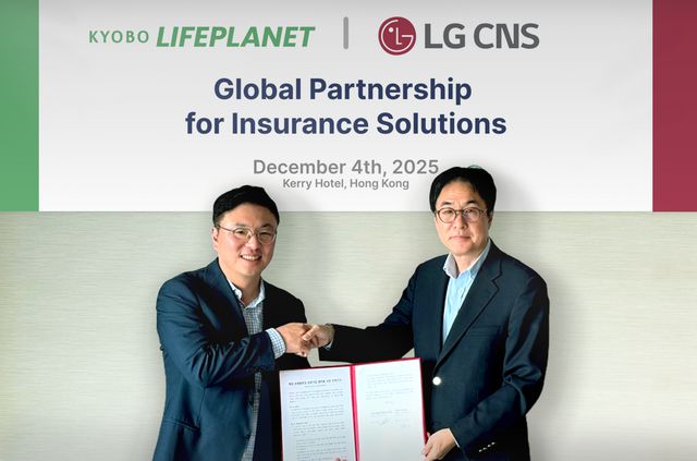 김영석 교보라이프플래닛 대표(왼쪽)와 김홍근 LG CNS 디지털비즈니스사업부장 부사장이 업무협약을 체결한 뒤 기념촬영을 하고 있다. /교보라이프플래닛생명