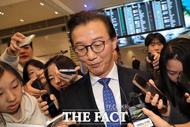 통일교 측으로부터 금품 수수 의혹을 받는 전재수 해양수산부 장관이 11일 오전 인천국제공항을 통해 귀국해 입장 발표를 마치고 공항을 나서고 있다. /박헌우 기자