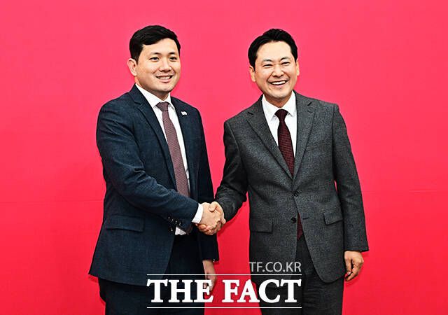 장동혁 국민의힘 대표가 12일 오후 서울 여의도 국회에서 케빈 김 주한 미국대사대리(왼쪽)를 접견하며 기념사진 촬영을 하고 있다. /국회=배정한 기자