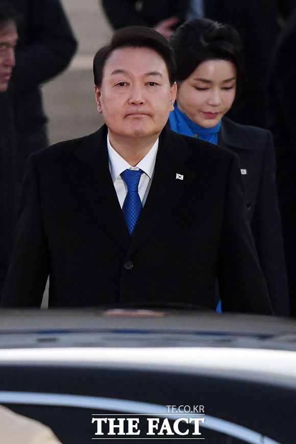 순방 일정 마치고 귀국한 윤석열 대통령 부부./더팩트 DB