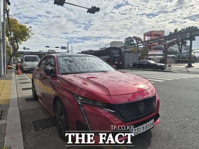 '오승혁의 '팩트 DRIVE'는 푸조 308 스마트 하이브리드와 5008 GT를 연달아 타며 두 차량을 비교했다. 푸조 308과 울산광역시 일대를 달렸다. /울산=오승혁 기자