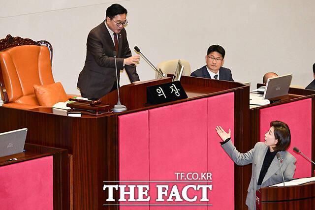 우원식 국회의장이 지난 9일 본회의장에서 필리버스터에 나선 나 의원이 가맹사업법 개정안과 관련 없는 발언을 한다며 제지했다. 사진은 이날 우 의장과 나 의원이 언쟁을 벌이는 모습. /남윤호 기자