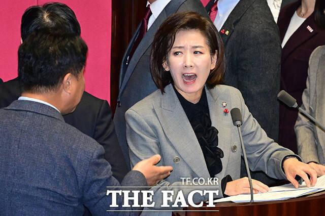 나경원 국민의힘 의원이 지난 9일 가맹사업법 개정안에 대한 필리버스터에 나섰다. '8대 악법 대국민 포기선언하라', '사법파괴 5대 악법 국민입틀막 3대 악법’이 적힌 피켓을 들고나왔다. /남윤호 기자